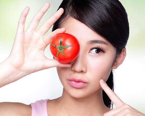 Use tomatoes for pink lips