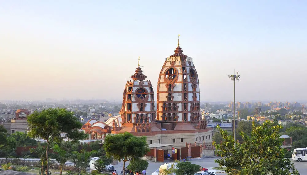 Best places to visit in Delhi with family: Akshardham Temple.
